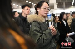 为无法参加的青年供给岗亭推介、正在线解答取